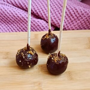 Mrkvový cake pop v mléčné čokoládě