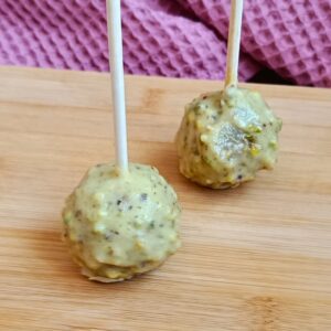 Cake pop v bílé čokoládě s pistáciemi