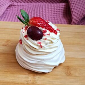 Pavlova s ovocnou náplní