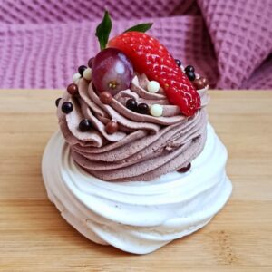 PAVLOVA S HOŘKOU ČOKOLÁDOU