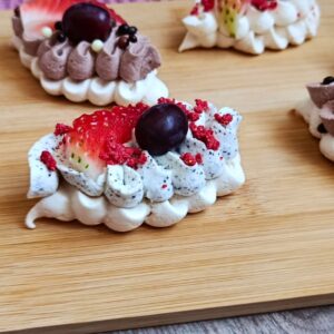 Lehká a nadýchaná sněhová lodička s krémem dle vašeho výběru: mascarpone, makový, kávový, hořká čokoláda, malinový, pistáciový nebo karamelový. Ručně zdobený dezert plný chuti a sladké radosti.