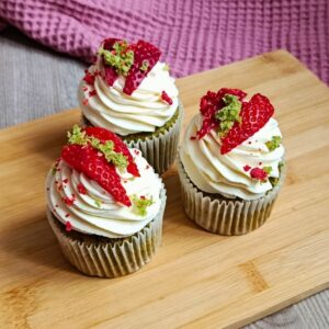 Mechový cupcake s malinovou náplní