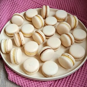 Tradiční makronky z mandlové mouky s ganache náplní z kvalitní čokolády. Možnost výběru příchutí i barev na míru.