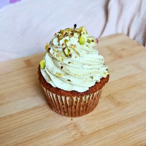 Medový cupcake s pistáciovým krémem