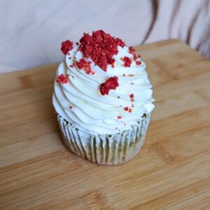 Red velvet cupcake s bílou čokoládou